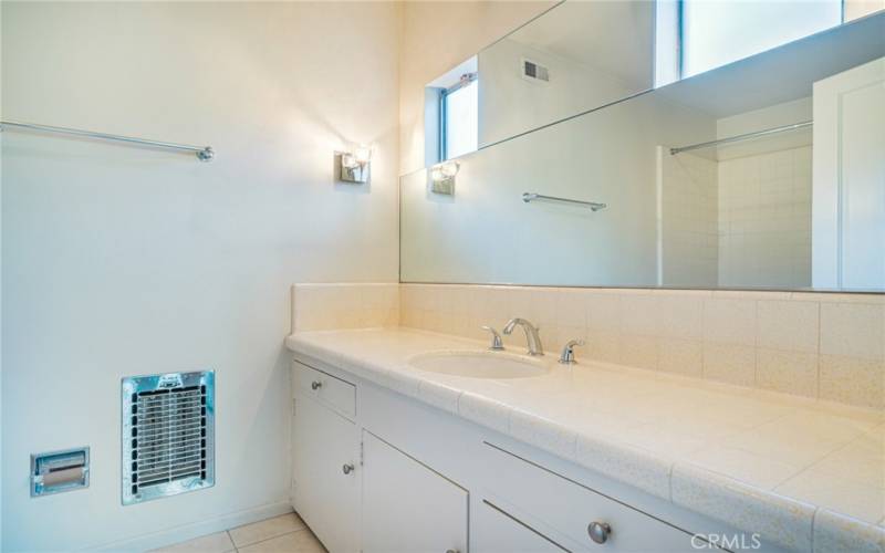 4315 Clybourn Ave- ensuite bth