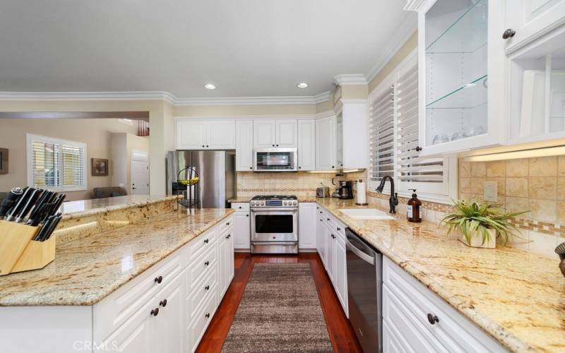 Kitchen offers gorgeous granite countertops.