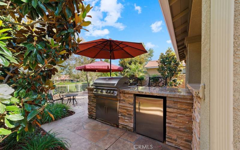 Nice outdoor BBQ & Bar. Perfect for entertaining!