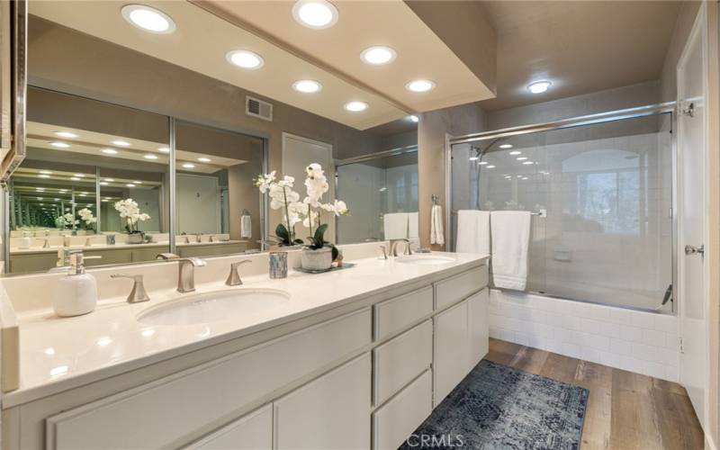 Updated Ensuite Bathroom with double sinks