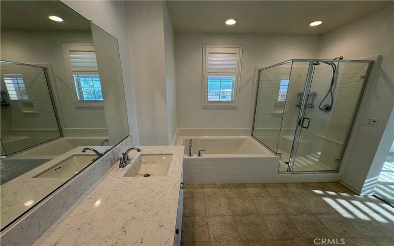 Private master bathroom with:

Dual sinks for convenience.

Standing shower.

Separate bathtub.