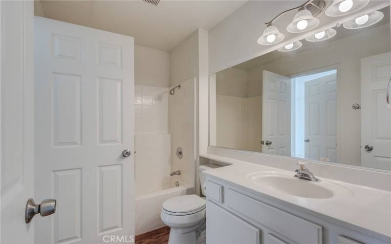 Hall bathroom with shower/tub