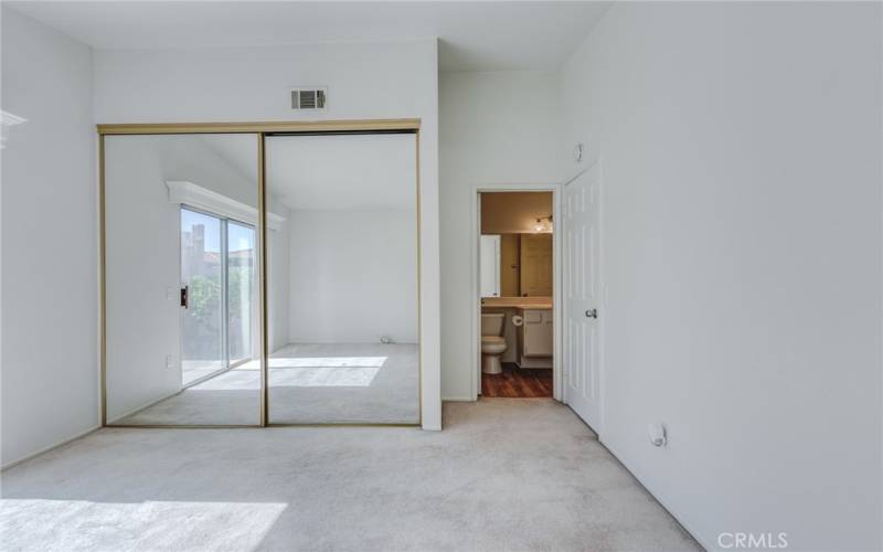 Secondary bedroom with access to hall bathroom