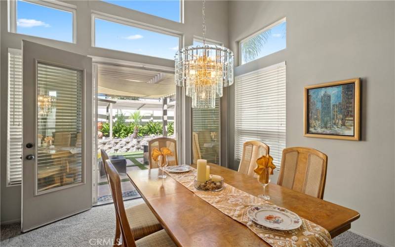 Indoor/outdoor dinning room feel