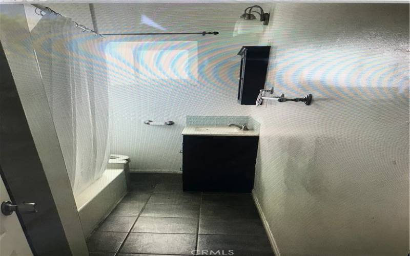 Bathroom with tub/shower