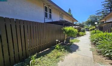 5511 Roundtree Dr C, Concord, California 94521, 2 Bedrooms Bedrooms, ,1 BathroomBathrooms,Residential,Buy,5511 Roundtree Dr C,41065313