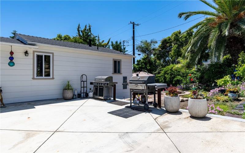 Large side patio with easy access to the kitchen for entertaining!