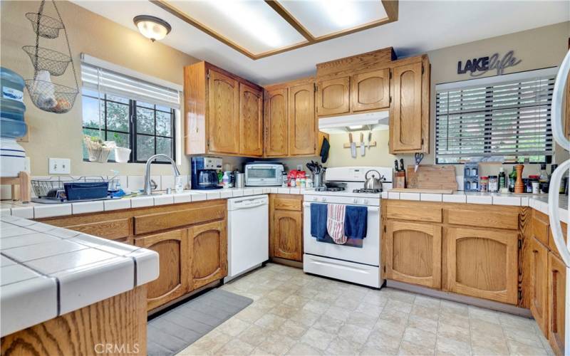 Spacious Kitchen w/ a surplus of oak cabinets