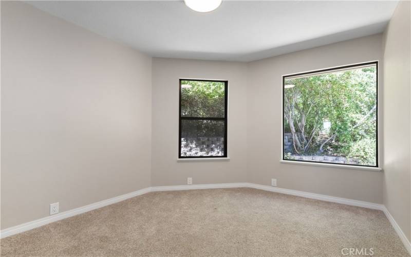 Second guest bedroom.