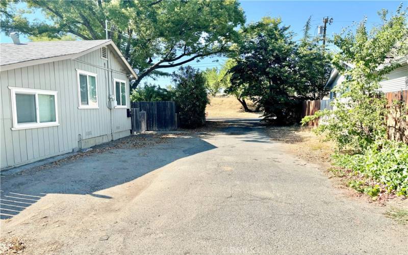 Alley towards Broderick