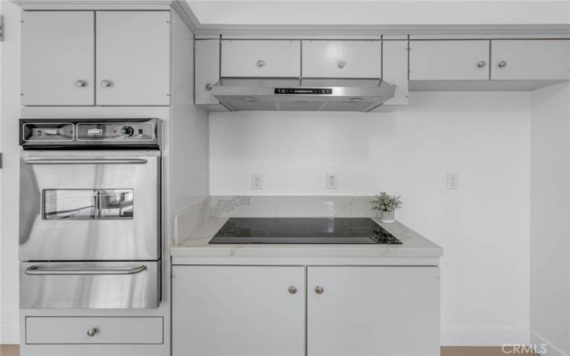 New electric built-in stovetop, new built-in oven and warmer