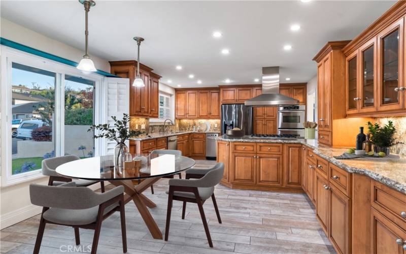 LARGE EAT-IN KITCHEN - VIRTUALLY STAGED