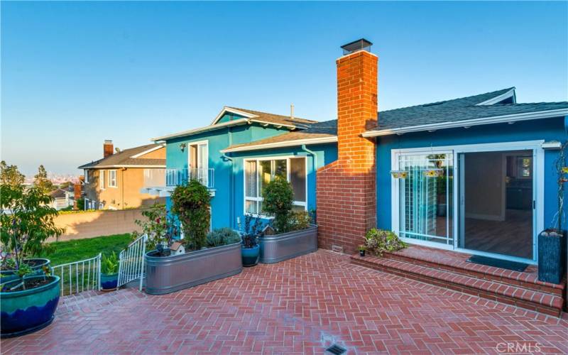 LARGE BEAUTIFUL BRICK PATIO