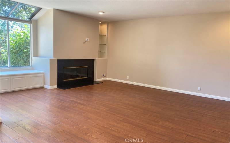 Livingroom with gas fireplace