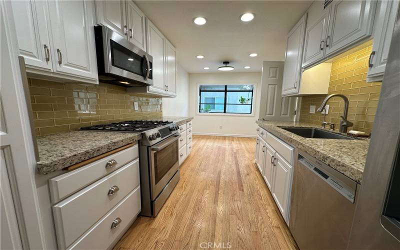  Kitchen with breakfast area and greenhouse window