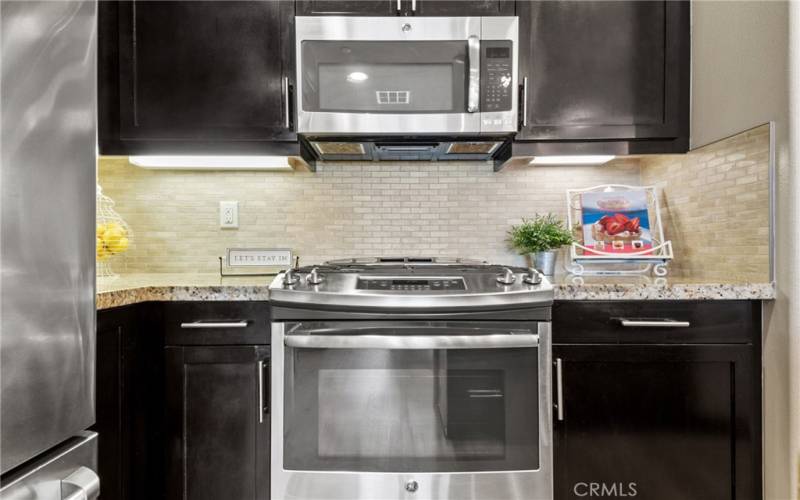 Kitchen stainless steel appliance's and full backsplash