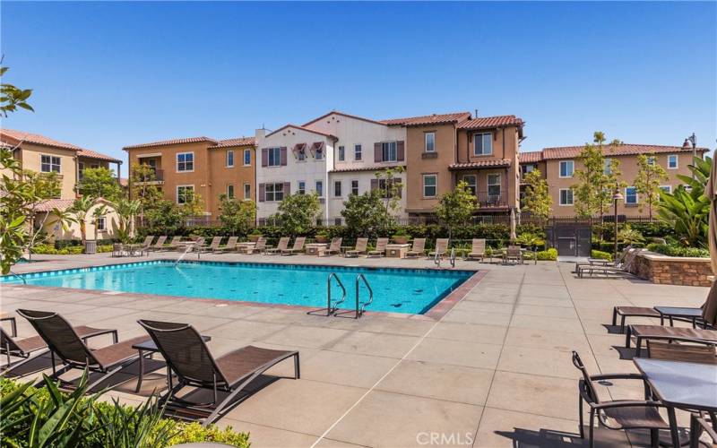 Community pool, BBQ, outdoor fireplace and much more