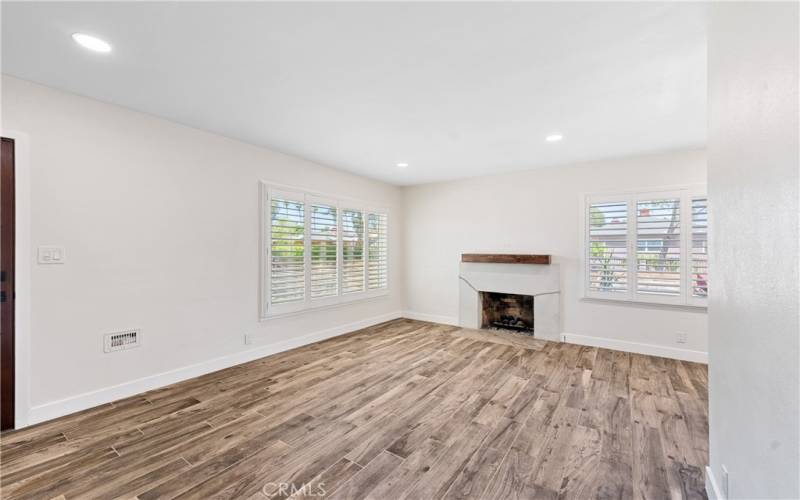 Large Front window in Livingroom