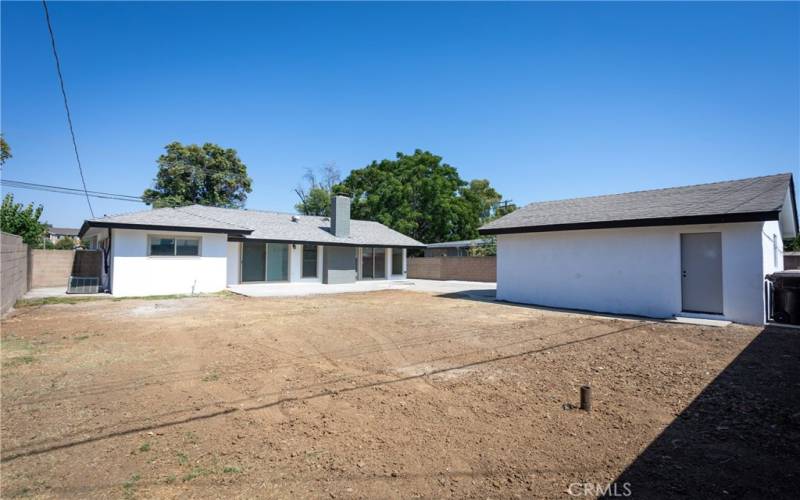 Detached garage with possibilities to convert an ADU