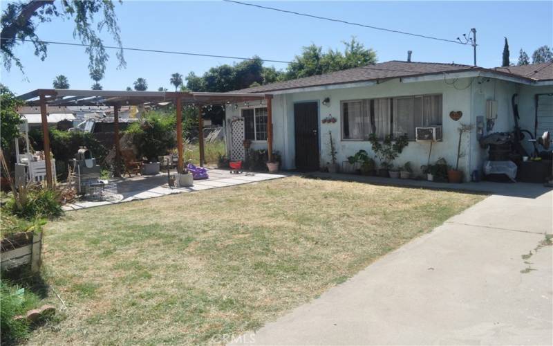 Duplex two-front yard