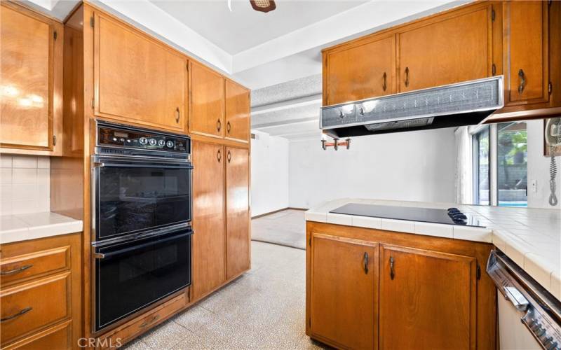 Double oven in this kitchen