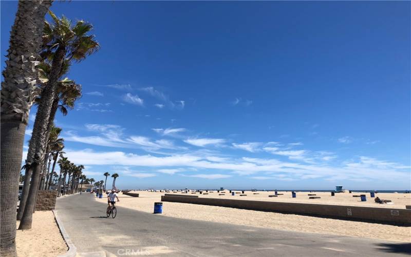 Nice summer days at the Huntington Beach pier featuring blue skies, white sand beaches and crystal blue water!
