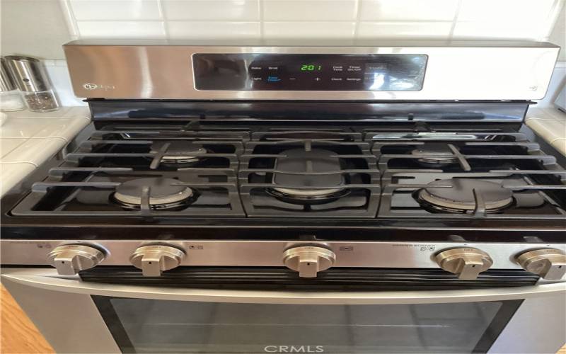  This is a very nice oven stove with many burners