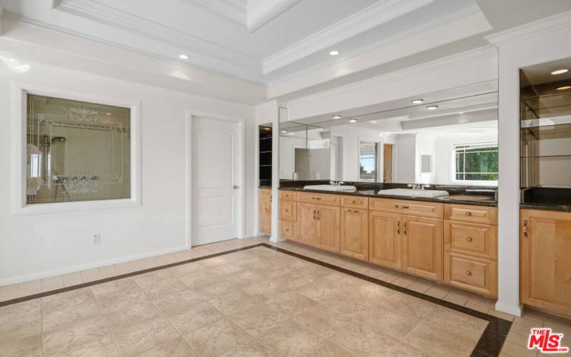 Spa-Inspired Luxury: Master Bath with Soaking Tub and Sauna