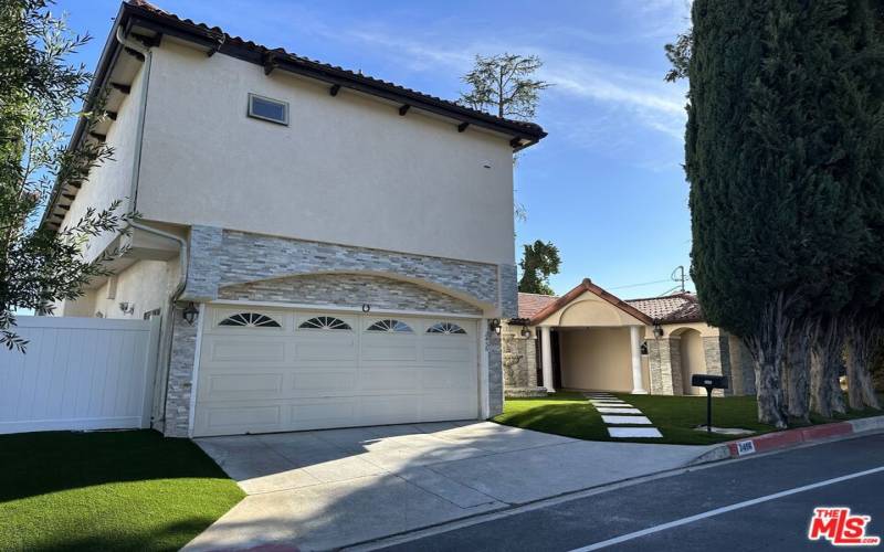 Lush Front Yard Turf With Stone Accents Installed 12/1/2023