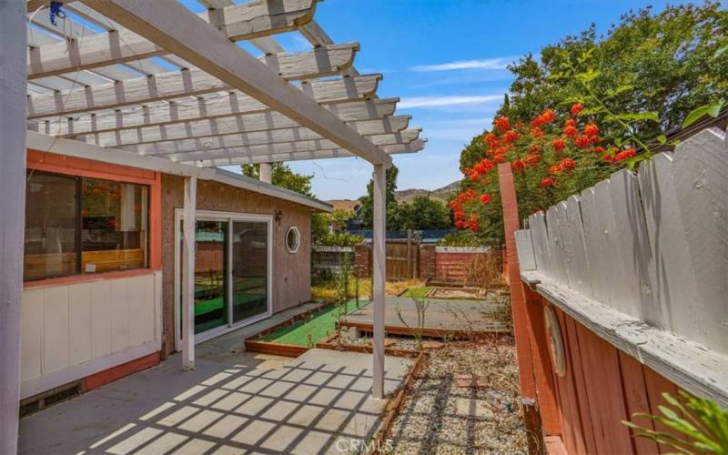 BACK YARD WITH COVERED PATIO