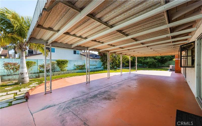 Large Covered Patio for entertaining