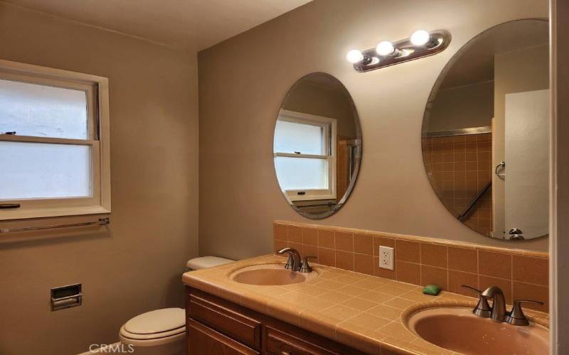 Hallway Bathroom w/ Tub