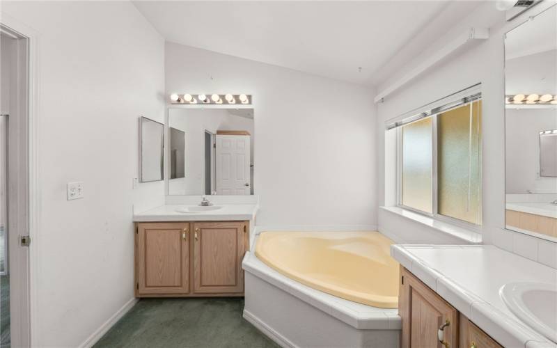 Primary bathroom, soaking tub, double vanity