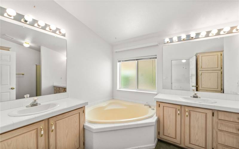Primary bath/soaking tub, double vanity