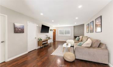 2452 Chelsea Place M, Santa Monica, California 90404, 2 Bedrooms Bedrooms, ,Residential,Buy,2452 Chelsea Place M,PW24133052