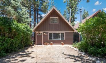 813 E Fairway Boulevard, Big Bear City, California 92314, 2 Bedrooms Bedrooms, ,1 BathroomBathrooms,Residential,Buy,813 E Fairway Boulevard,EV24134289