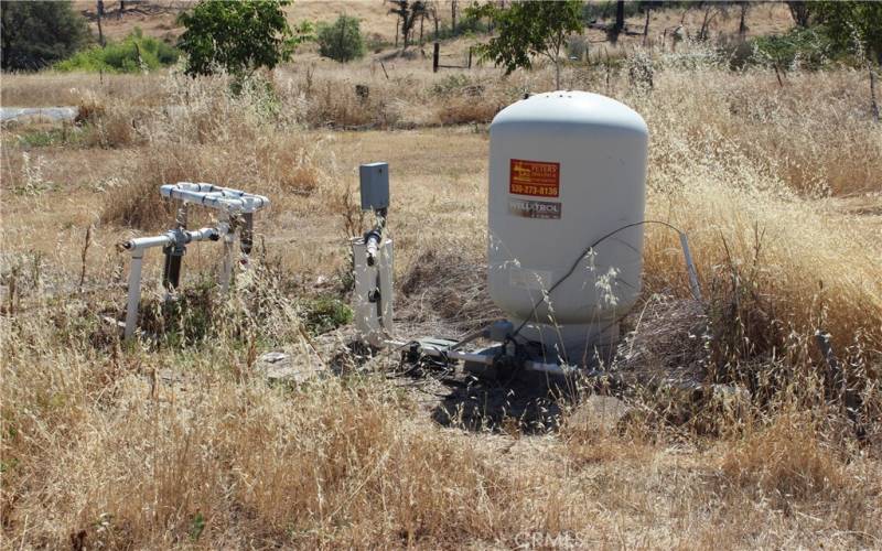 Pressurized water tank