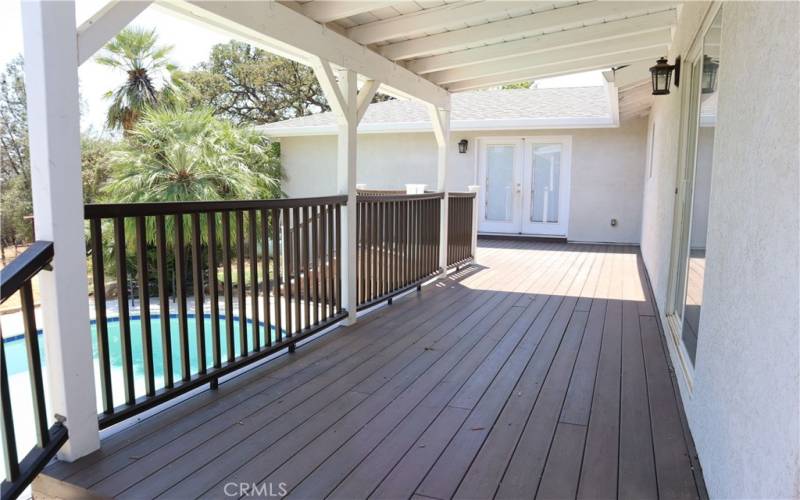 Beautiful composite deck with metal railings