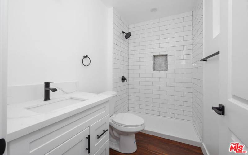 REAR HOME MASTER ENSUITE BATHROOM