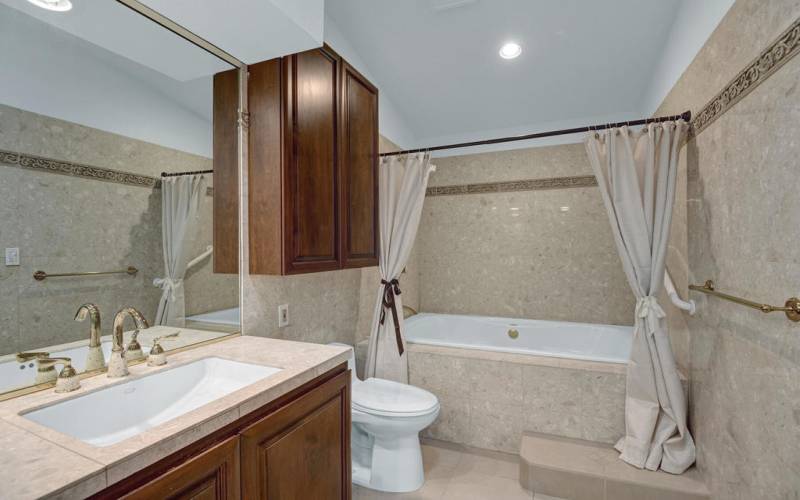 MAIN BATHROOM REVERSE.jpg mls