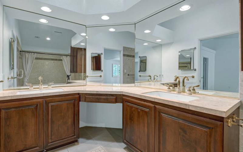 MAIN BATHROOM.jpg mls