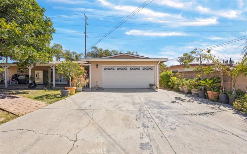 Access to garage with large parking pad through the alley.