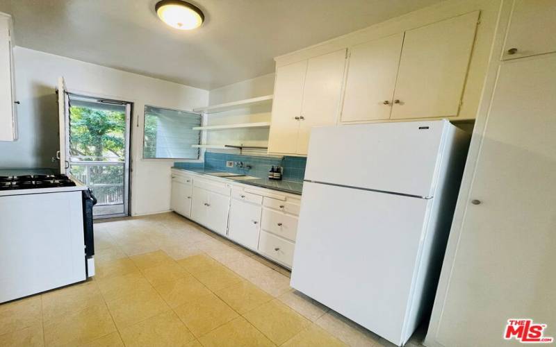 Kitchen w/ breakfast area