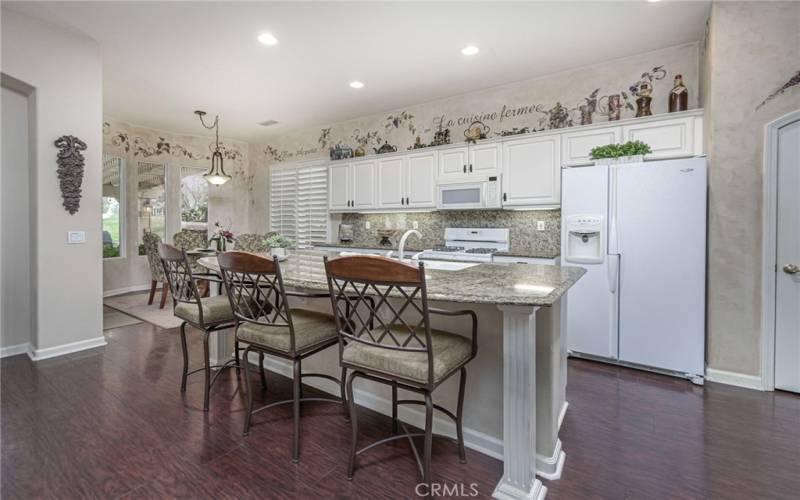 Kitchen island w/barstool seating and breakfast nook