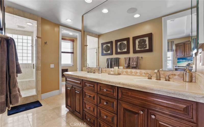 Upstairs bathroom - Connected to Upstairs bedroom 1 and office