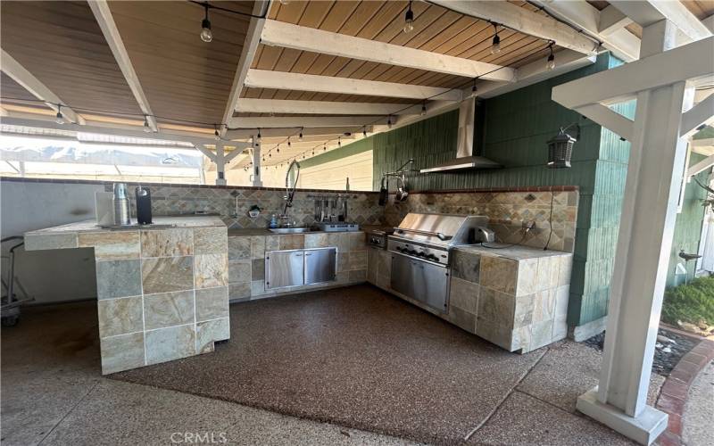 Fully equipped outdoor kitchen