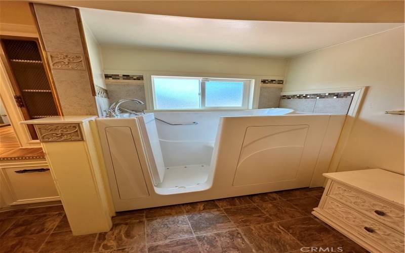 Walk-In Tub/Shower