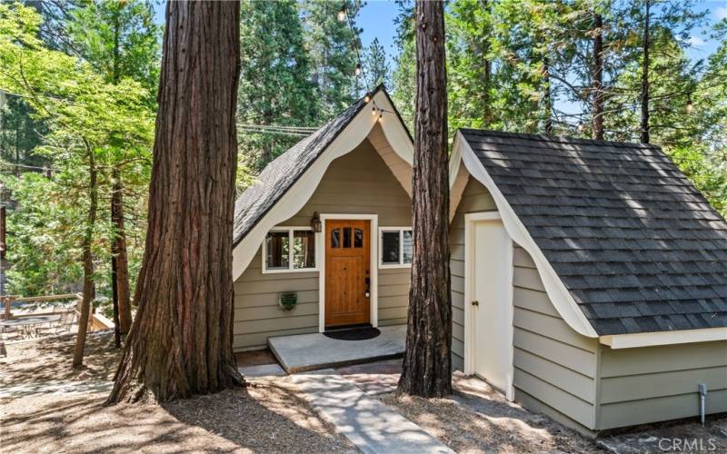 Large storage shed next to guest house.