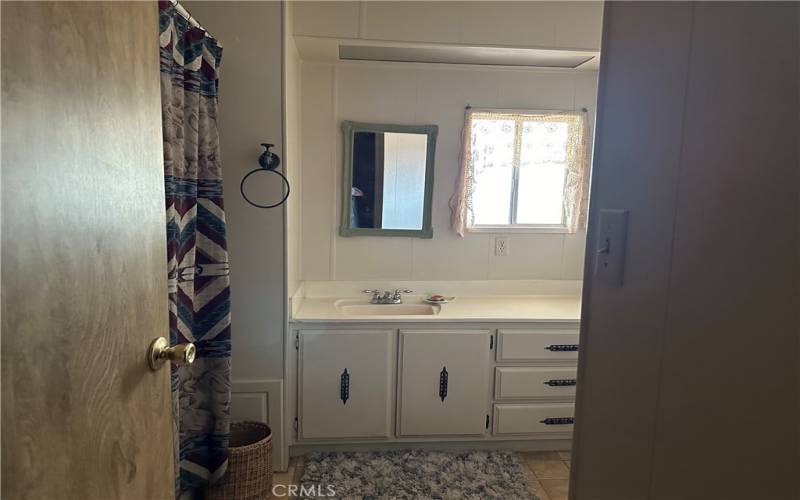 Guest bath with shower/tub combo