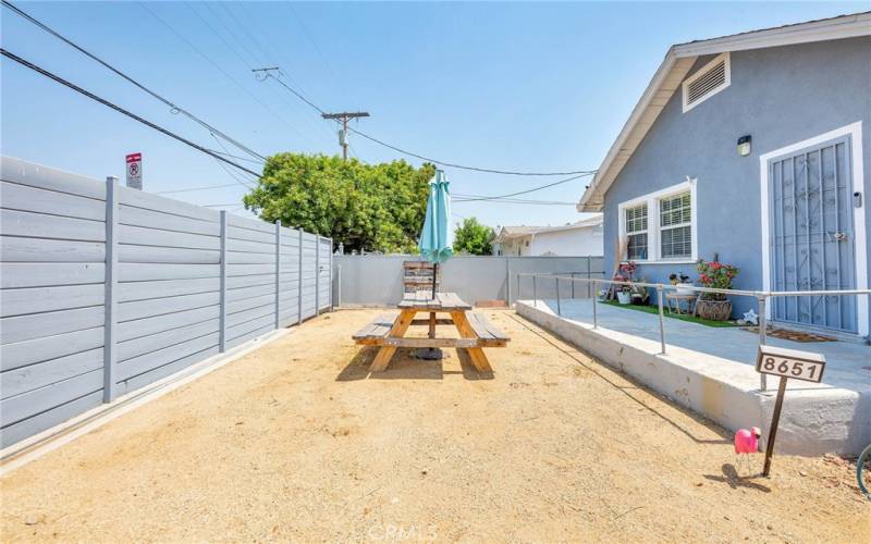 Front house porch/yard 8651